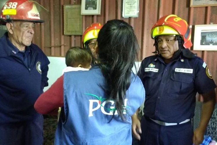 Personal de la PGN recibe a menor reportada como desaparecida en Villa Lobos Uno. (Foto Prensa Libre: PGN)