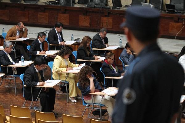 Aspirantes se someten a prueba psicométrica en la sala de vistas de la Corte Suprema de Justicia.