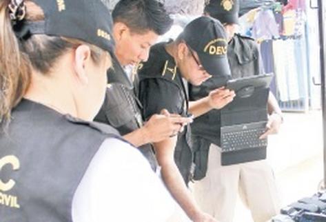 En los mercados  continúa la venta de aparatos telefónicos de dudosa procedencia. (Foto Prensa Libre: Archivo)