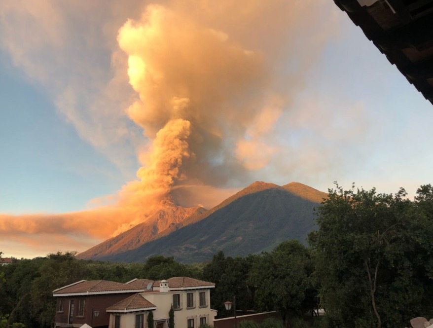 El humo y la ceniza expulsada por el Volcán de Fuego pintó de naranja el cielo de los guatemaltecos. (Foto Prensa Libre: Twitter @falvarezsoto)