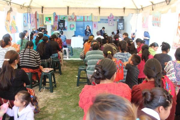 Asistentes a charla en Centro de Salud.