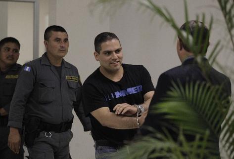 El presunto violador José Albúrez Manzo es custodiado por un guardia de Presidios antes de la diligencia judicial en el Ministerio Público.