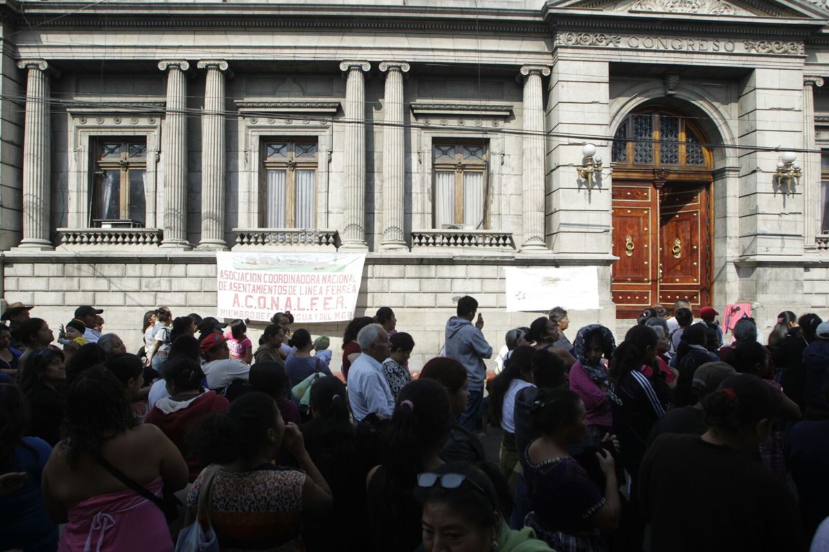 Decenas de personas piden que sean legalizados los terrenos que ocupan. (Foto Prensa Libre: Edwin Bercián)
