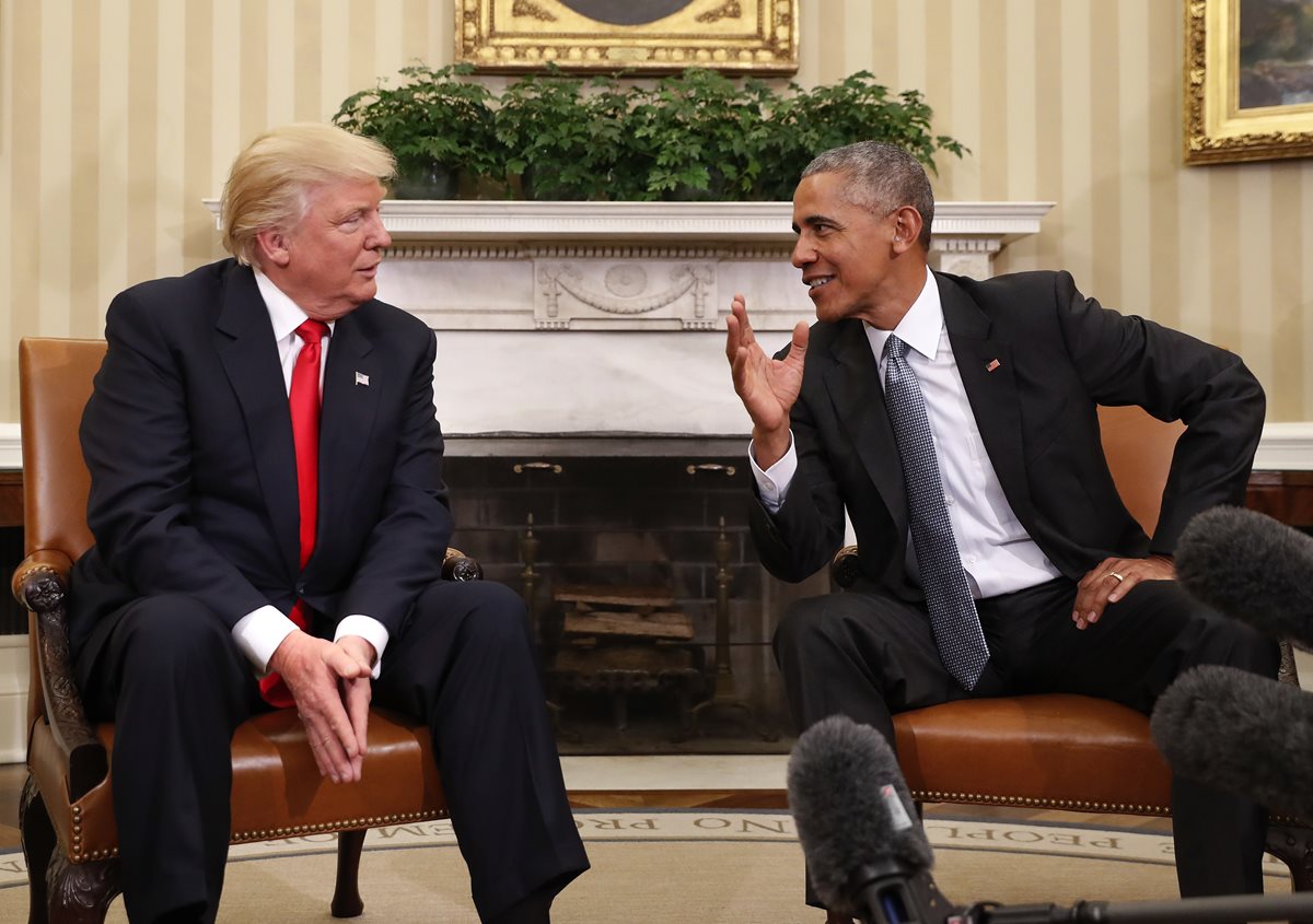 Donald Trump (a la izq.), presidente electo de EE. UU., conversa con Barack Obama, presidente de EE. UU. durante su primera reunión en la Casa Blanca en noviembre último. (Foto Prensa Libre: AP).