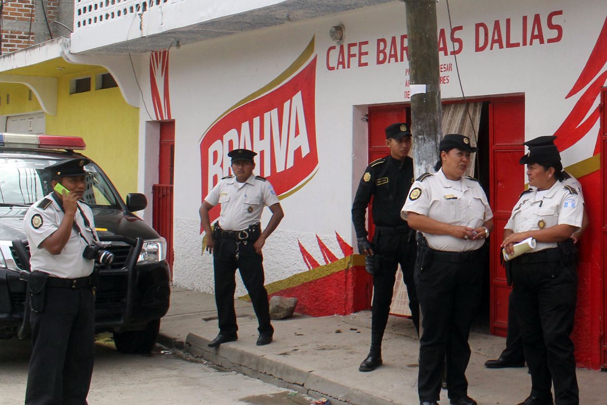 Agentes de la PNC notifican a administradores y dueños de negocios de que no podrán vender bebidas alcohólicas desde las 12 horas del sábado. (Foto Prensa Libre: Hugo Oliva)