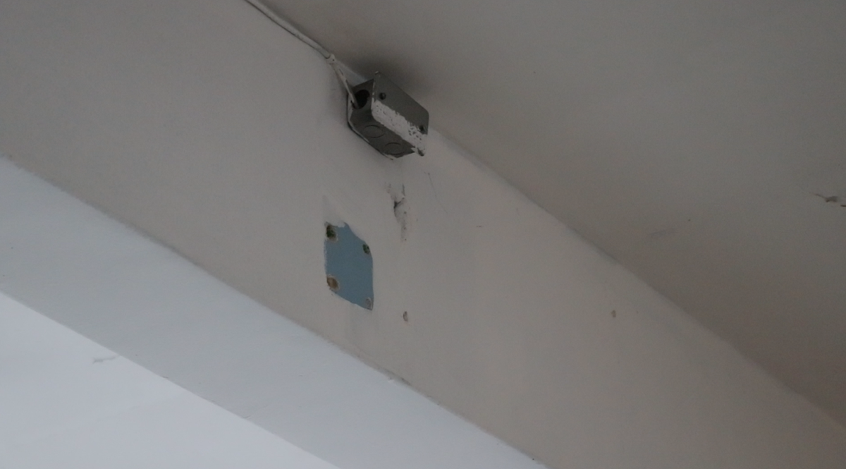 En el interior del Hospital Nacional de Jalapa se evidencian los lugares de donde fueron retiradas las cámaras de videovigilancia. (Foto Prensa Libre: Hugo Oliva)