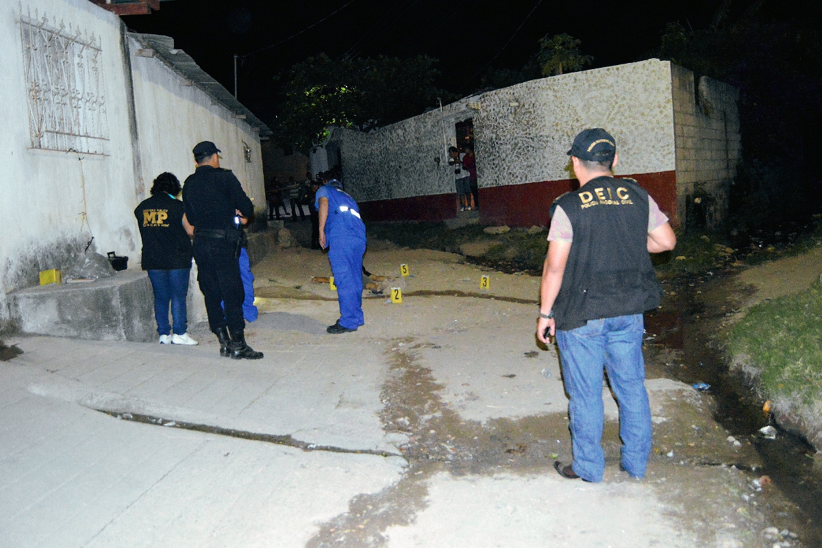 Autoridades investigan  el crimen ocurrido en aldea La Pepesca, Río Hondo, Zacapa. (Foto Prensa Libre: Víctor Gómez)