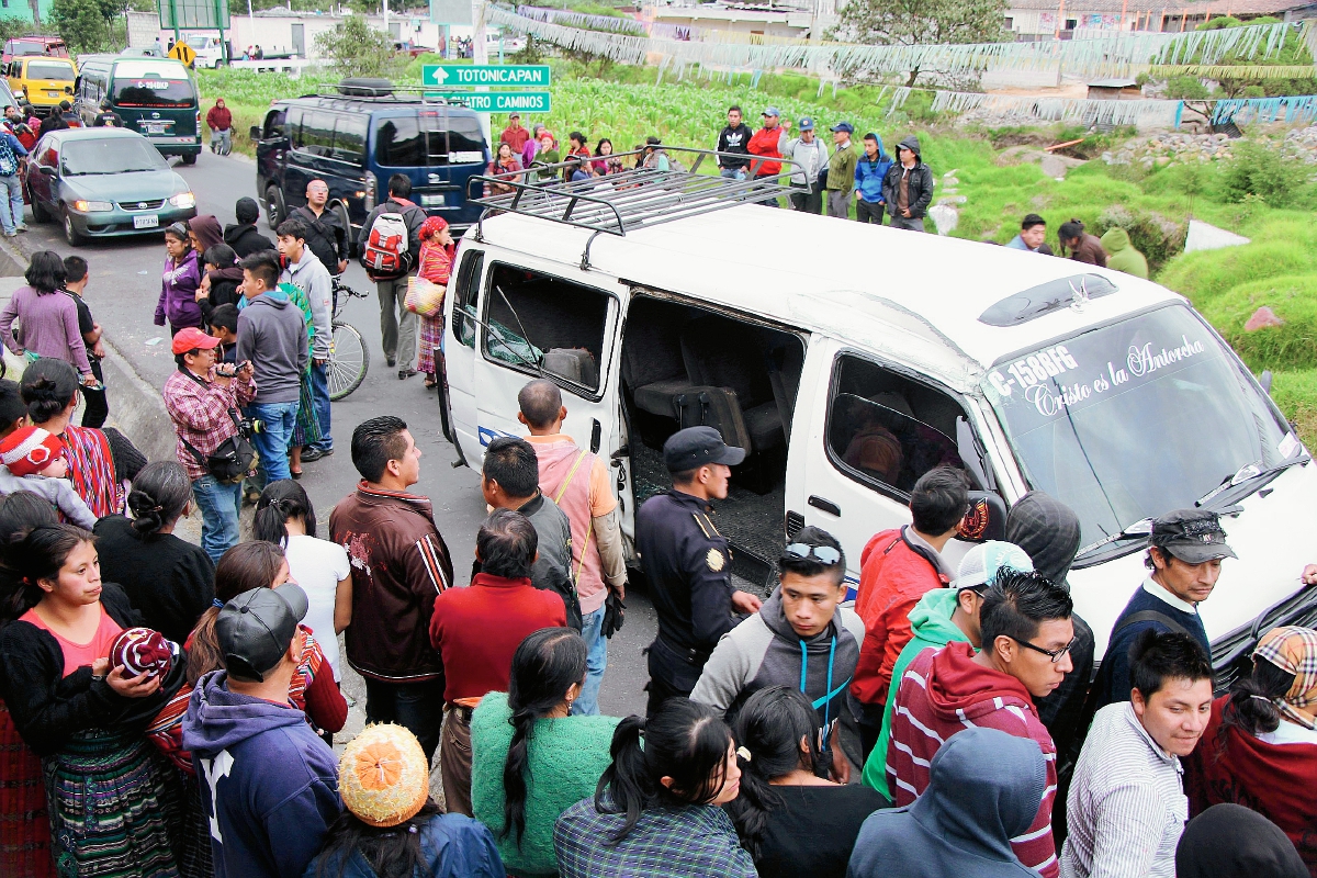 Curiosos permanecen junto al microbús accidentado, en Totonicapán. (Foto Prensa Libre: Édgar Domínguez)