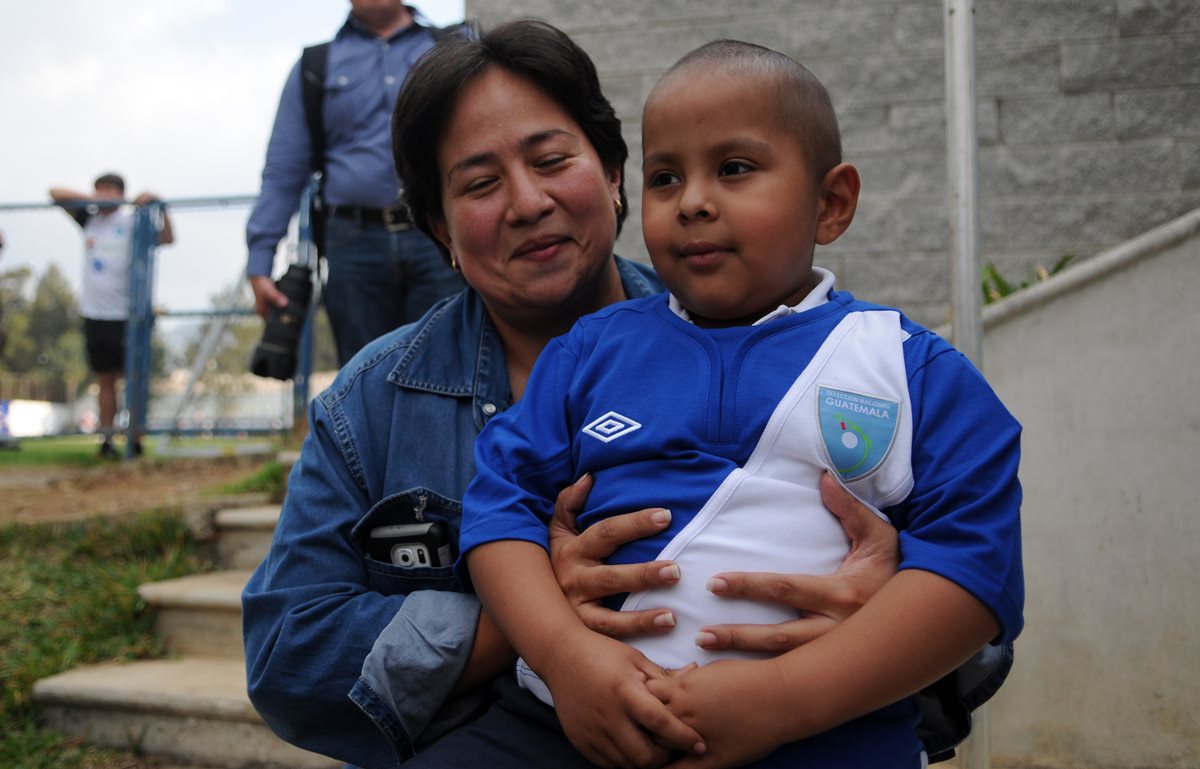 Jesica Pérez y el pequeño Diego, en el Proyecto Goal. (Foto Prensa Libre: Jeniffer Gómez)