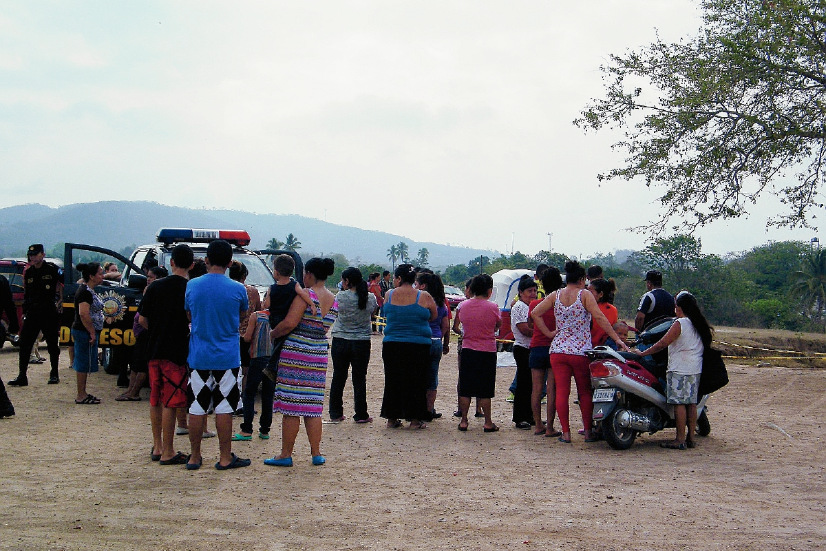Vecinos de la aldea El Upayón, Sanarate, El Progreso, observan escena del crimen en donde murió un piloto de mototaxi. (Foto Prensa Libre: Héctor Contreras)