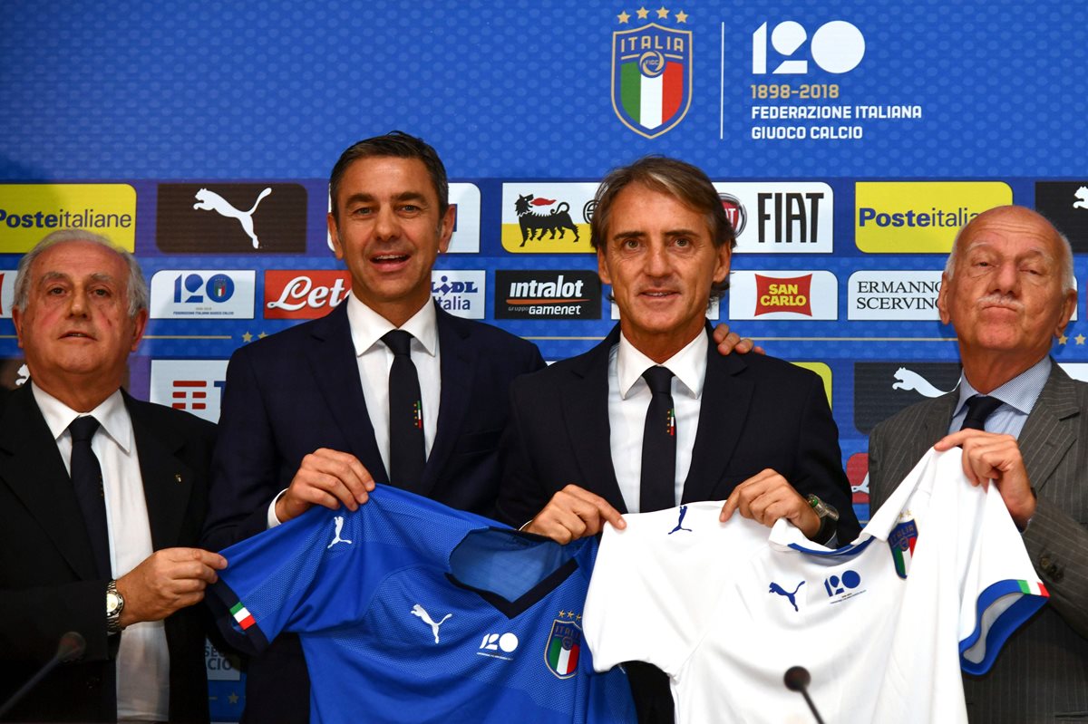 Mancini fue presentado por los dirigentes de la Federación Italiana de futbol. (Foto Prensa Libre: AFP)