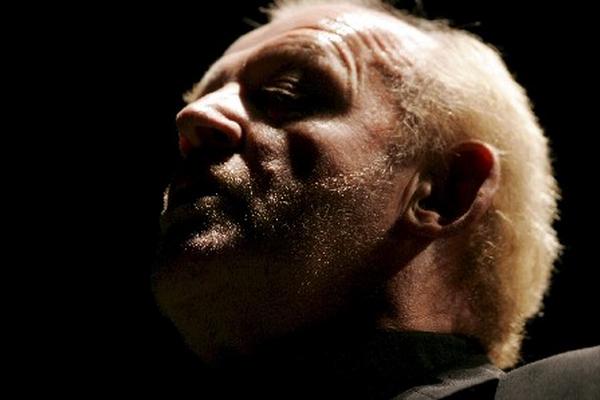 Foto de archivo del 7 de diciembre de 2007 que muestra al cantante de rock británico Joe Cocker durante un concierto en Letonia. (Foto Prensa Libre: EFE)