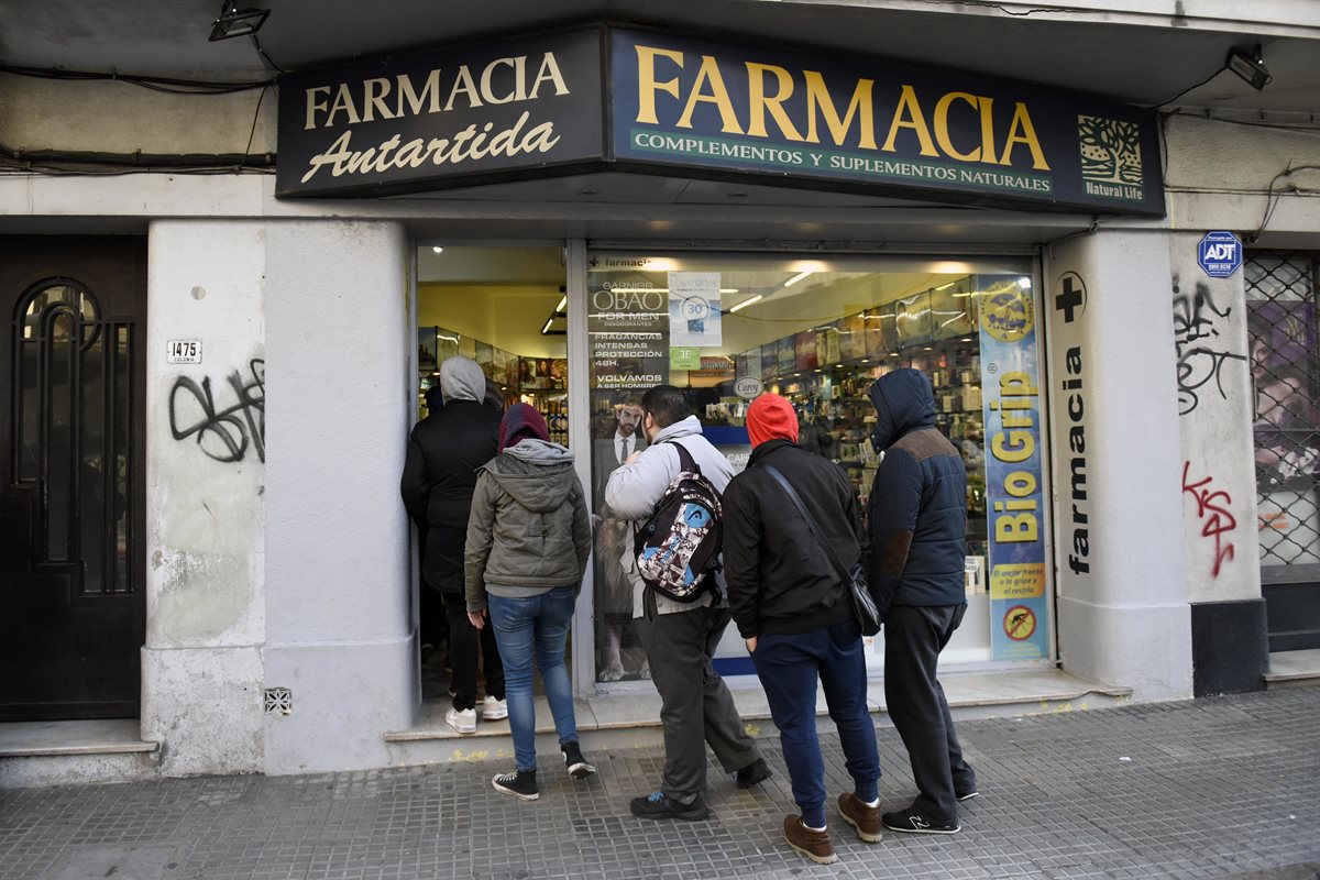 Compradores esperan adquirir canabis en una farmacia de Montevideo. (Foto Prensa Libre: AP)