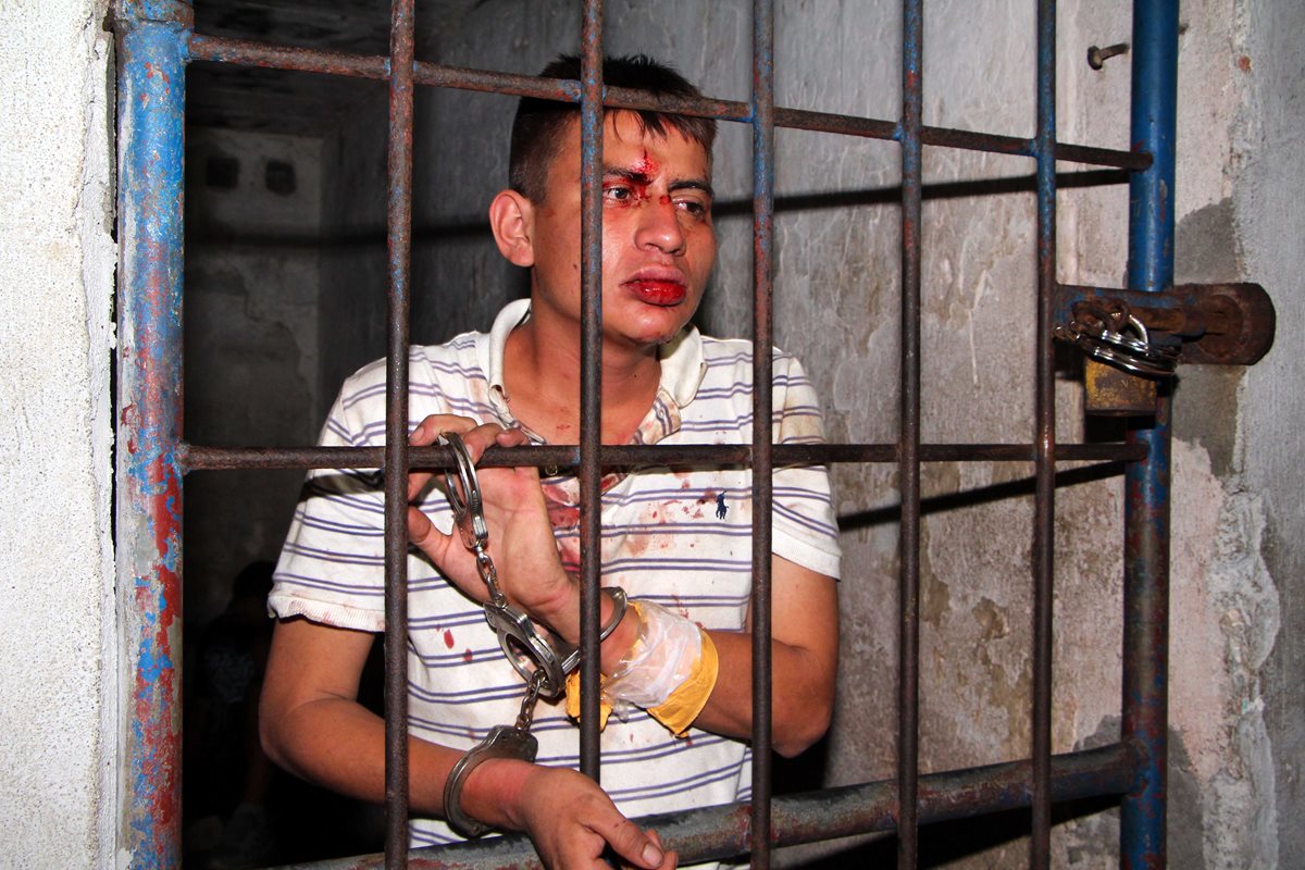 Israel Saúl Barrios Puac de 19 años fue llevado a la sub estación de la PNC de Champerico despues de haberlo capturado, (Foto Prensa Libre: Rolando Miranda)