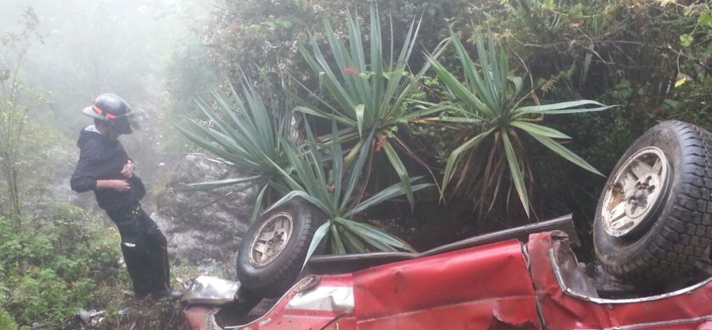 Vehículo quedó destruido en el barranco, en Chiantla. (Foto Prensa Libre: Mike Castillo).