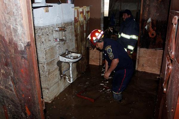 Socorristas trabajan en zonas afectadas por inundaciones en El Tejar, Chimaltenango. (Foto Prensa Libre: Víctor Chamalé).