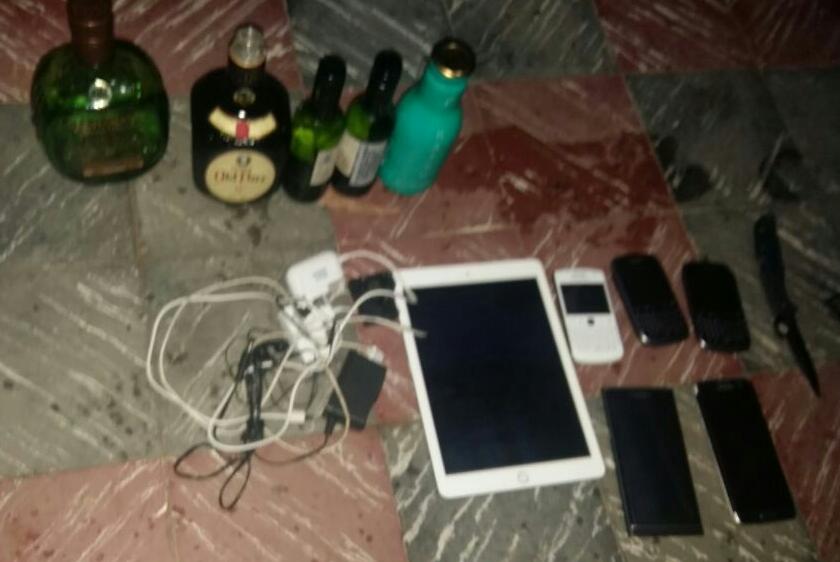 Licor, celulares  y cargadores de teléfono, entre lo hallado en la prisión Mariscal Zavala. (Foto Prensa Libre: Sistema Penitenciario)