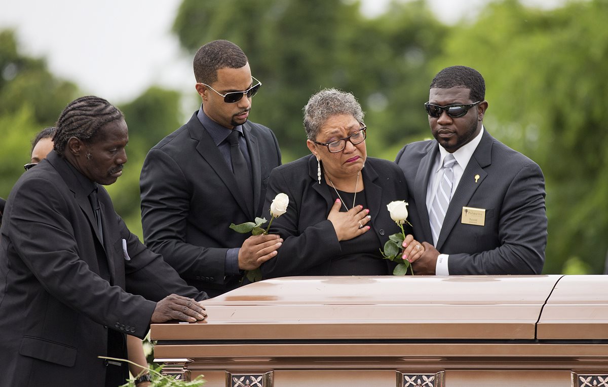 <em>Familiares lloran sobre el féretro de Ethel Lance, de 71 años. (Foto Prensa Libre: AP).</em>