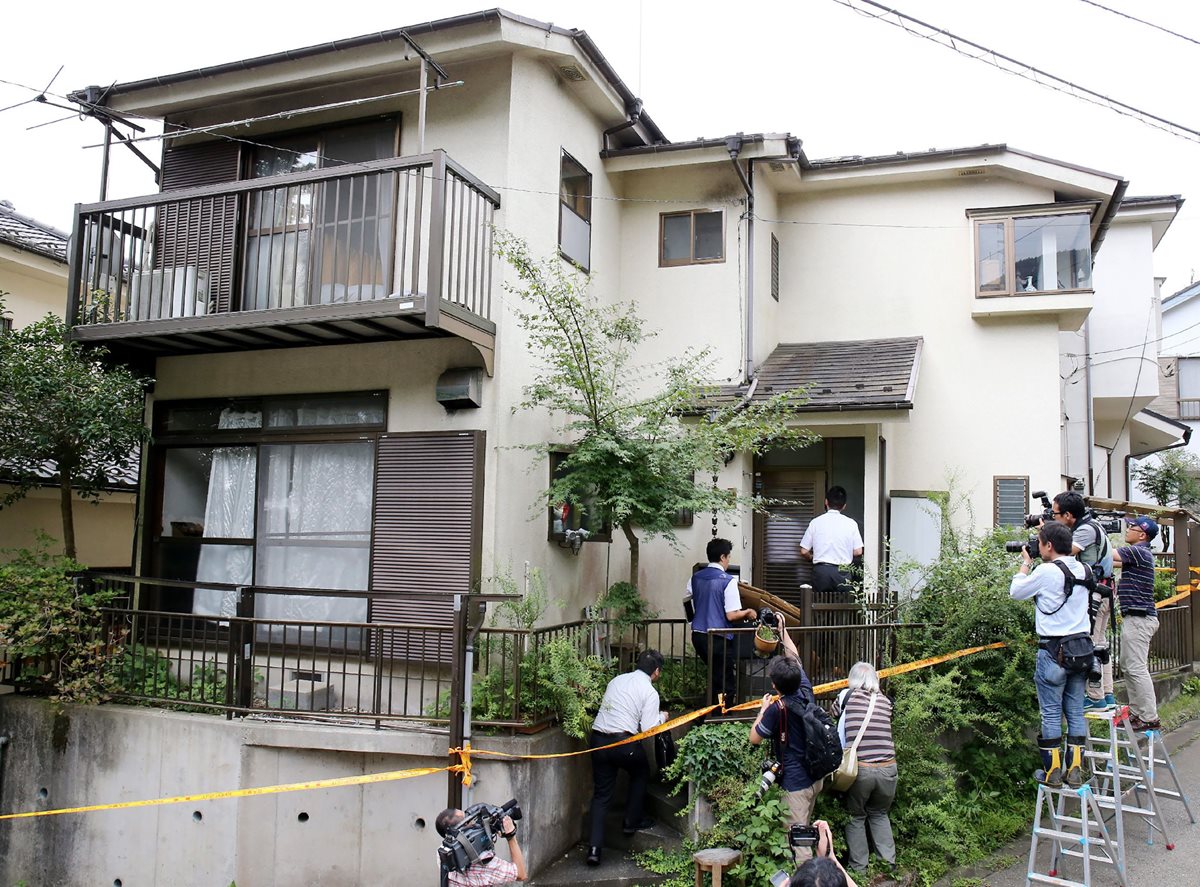 (Imagen de referencia). Policías y periodistas japoneses durante un operativo de seguridad. (Foto Prensa Libre: AFP).
