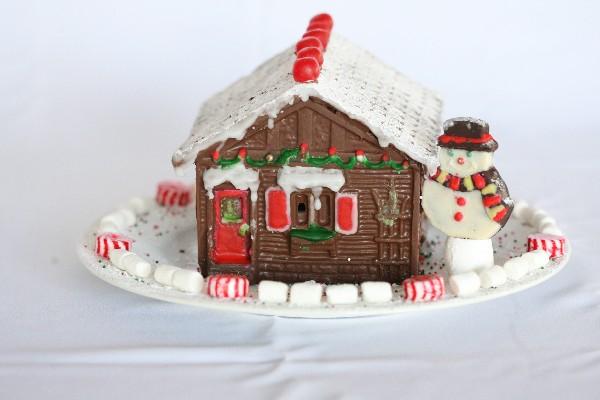 Las casitas de chocolate son una excelente opción para regalar en Navidad. (Foto Prensa Libre: Archivo)