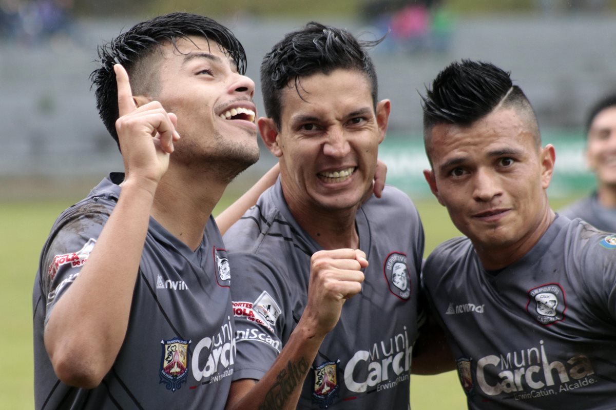 Los jugadores festejan el segundo gol de Juan Klug, de Carchá. (Foto Prensa Libre: Eduardo Sam Chun)
