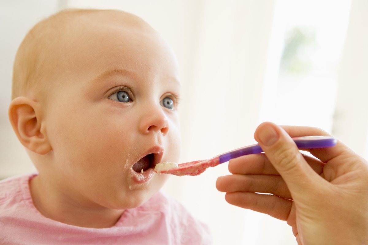 Es importante consultar primero con el pediatra todo lo relacionado con la nutrición y la salud del bebé. (Foto: Hemeroteca PL)