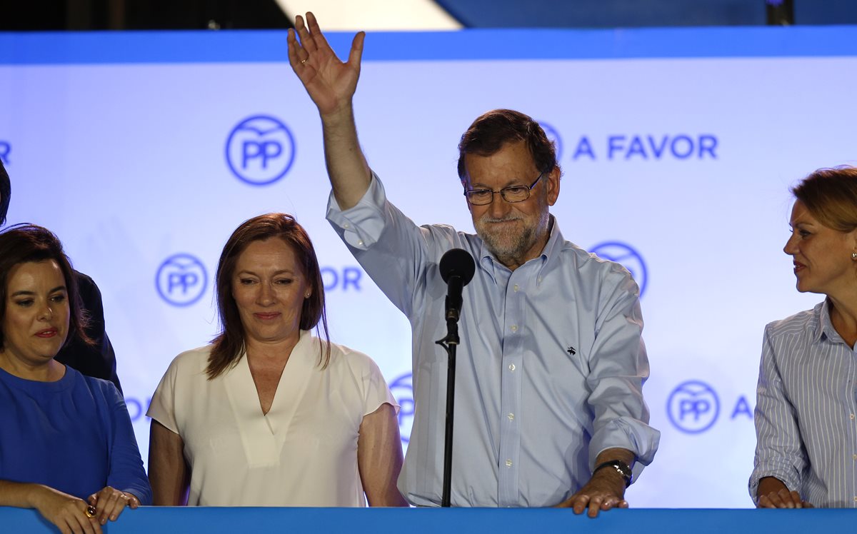 Mariano Rajoy (al centro) festeja el resultado de las legislativas en España. (Foto Prensa Libre: AP).
