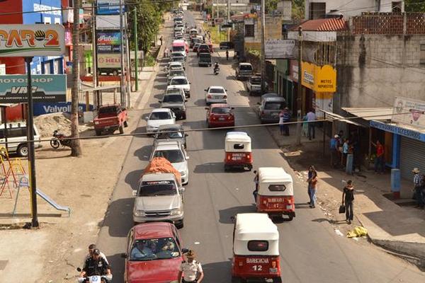 La realización de un desfile hípico en Barberena originó largas filas de vehículos y molestia de conductores. (Foto Prensa Libre: Oswaldo Cardona)<br _mce_bogus="1"/>