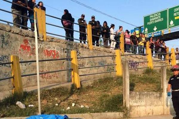 Bomberos Municipales cubren el cadáver y esperan al Ministerio Público. (Foto Prensa Libre: CBM)