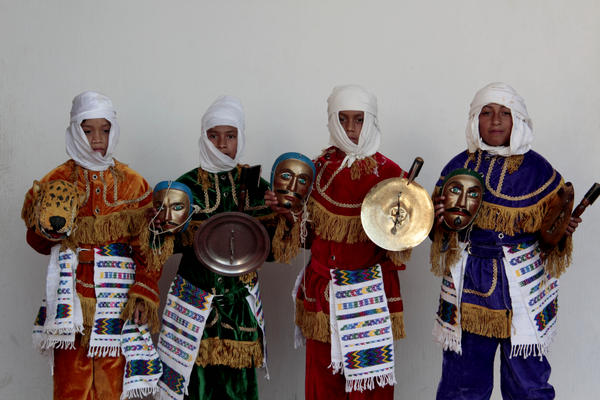 Cuatro de los niños que representan la versión corta del Rabinal Achí. (Foto Prensa Libre: Carlos Grave)