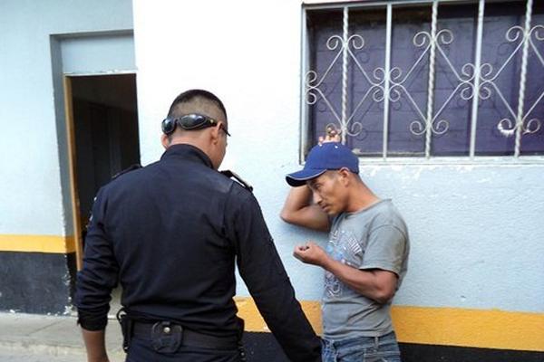 Valentín García Hernández, sindicado de asalto, permanece en la Comisaría 22, en Jalapa. (Foto Prensa Libre: Hugo Oliva)