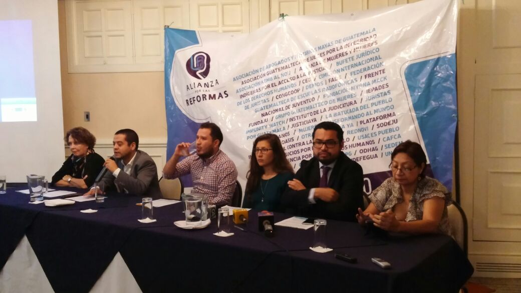 Integrantes de la Alianza por las Reformas se dirigen a periodistas durante conferencia efectuada este lunes. (Foto Prensa Libre: Jessica Gramajo)