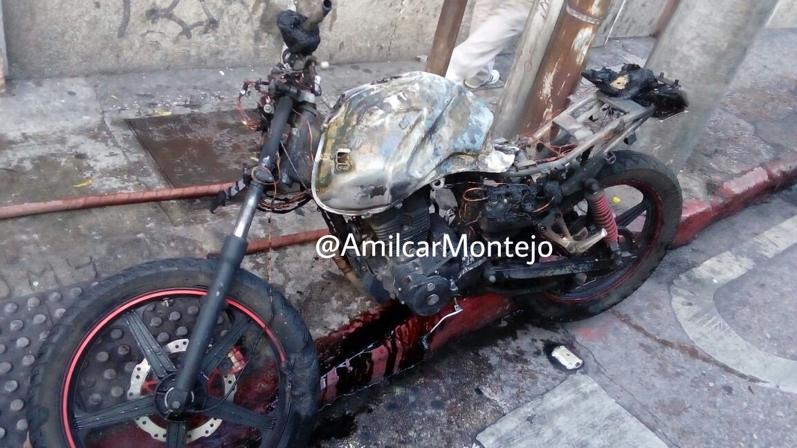 El conductor de la moto resultó herido. (Foto Prensa Libre: Amílcar Montejo)