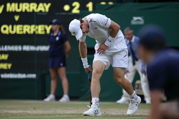 El británico Andy Murray lamenta la eliminación de Wimbledon. (Foto Prensa Libre: AFP)