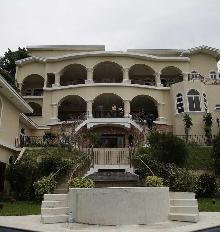 La lujosa mansión que ha sido valuada en unos ocho millones de dólares, fue incautada al exprsidente Antonio Saca. (EFE)