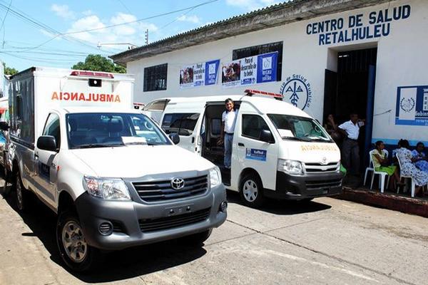 Dos de las ambulancias  que fueron entregadas al Área de Salud de Retalhuleu. (Foto Prensa Libre: Rolando Miranda)