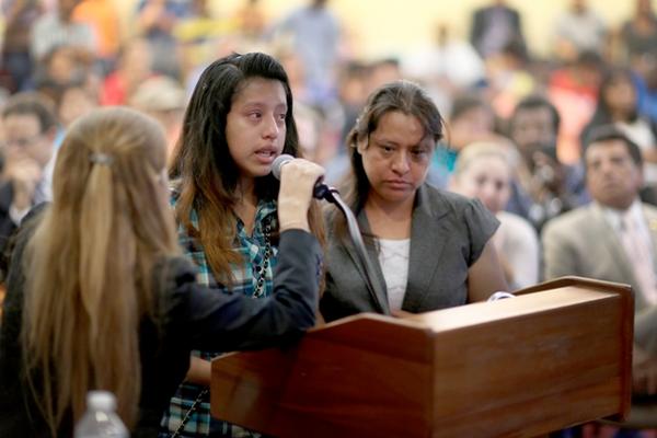 Guatemalteca Elva Arely Chavez Puac, de 16 años, cuenta su historia durante la audiencia. (Foto Prensa Libre: AFP)