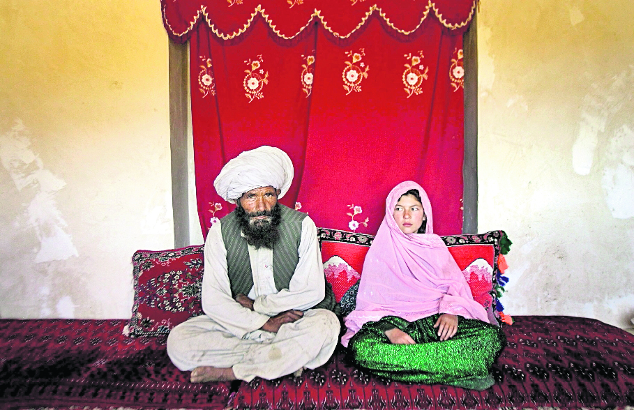 (Imagen de referencia). Fotografía del año que muestra la boda de un hombre afgano en el 2007 con una niña de 11 años. La imagen fue captada por la norteamericana Stepahie Sinclear, y fue seleccionada foto del año por Unicef. (Foto Prensa Libre: EFE)