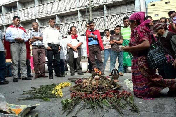 Líderes comunitarios hicieron una ceremonia maya. (Foto Prensa Libre: Byron Vásquez)