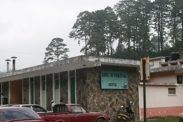Fachada de la morgue de Cobán a donde fue trasladado el cuerpo de Carlos Humberto Cal, quien murió baleado en San Cristóbal Verapaz. (Foto Prensa Libre: Ángel Tax)
