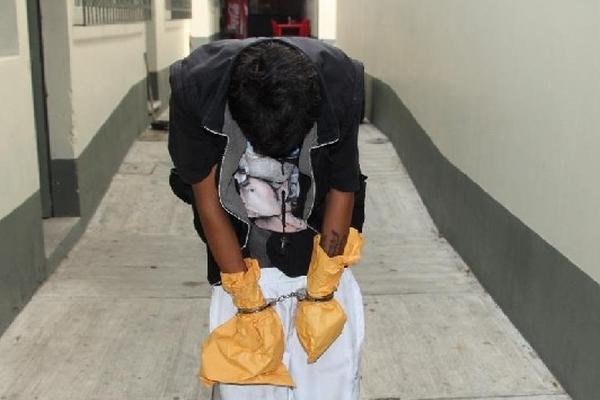 Adolescente es trasladado ante juez.