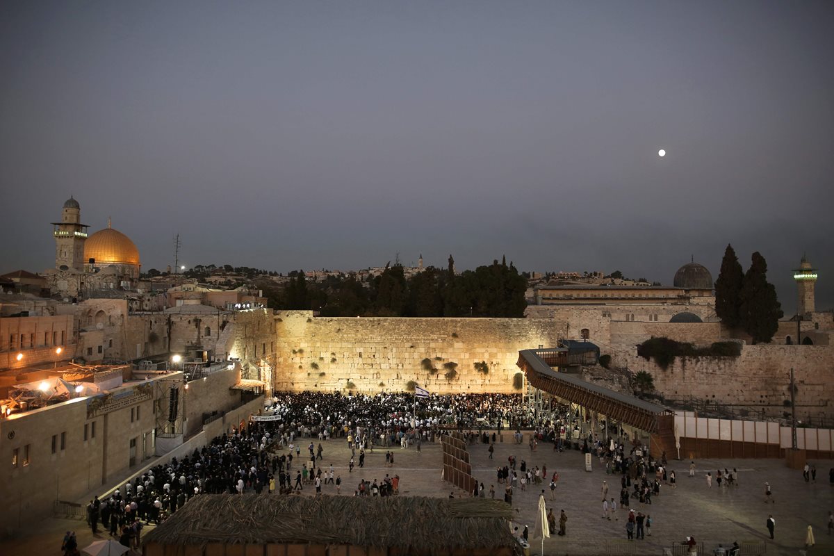 Vista de la Explanada de las Mezquitas en Jerusalén con el Muro de las Lamentaciones en primer plano y al fondo la Mezquita de Al Aqsa. (Foto Prensa Libre: AFP).