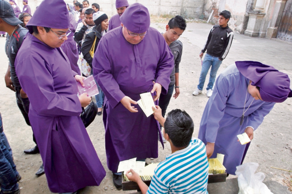 Las Hermandades captaron Q1.2 millones por la venta de turnos para los cortejos procesionales en Antigua Guatemala. (Foto Prensa Libre: Hemeroteca PL)