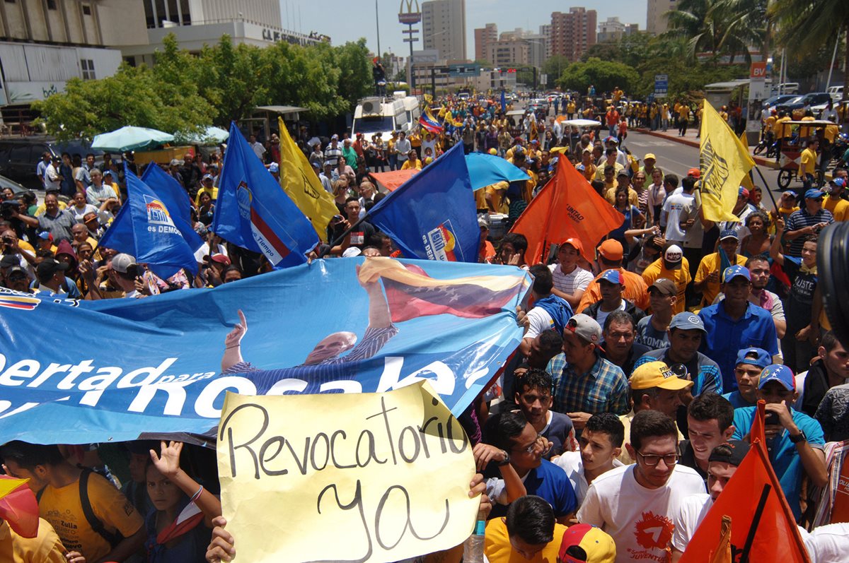 Venezolanos, durante una marcha contra Nicolás Maduro el pasado 4 de agosto. La oposición convocó a una nueva manifestación masiva para el próximo 1 de septiembre. (Foto Prensa Libre: EFE).