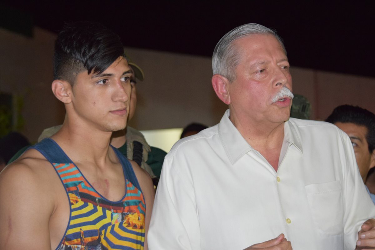 Alan Pulido (izquierda), junto al gobernador de Tamaulipas, Egidio Torre (derecha), horas después de su liberación. (Foto Prensa Libre: AP).