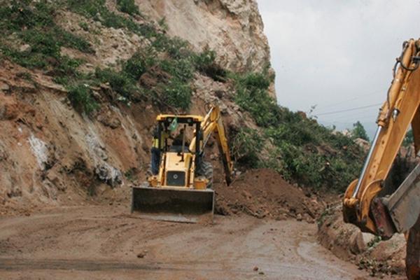 Maquinaría despeja el área en donde ocurrió el derrumbe para habilitar el paso de la Sololá a Concepción. (Foto Prensa Libre: Ángel Julajuj)