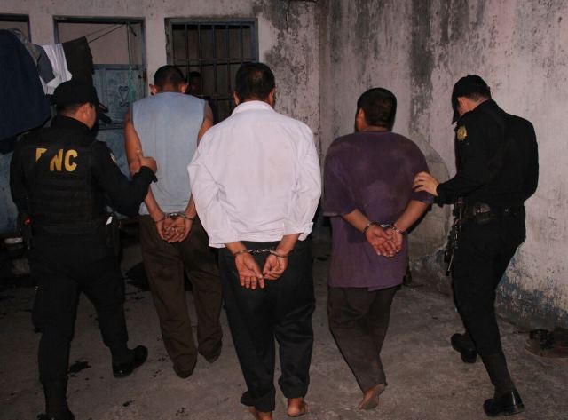Alrededor de 134 personas fueron capturadas por incumplir la Ley Seca. (Foto Prensa Libre: PNC)