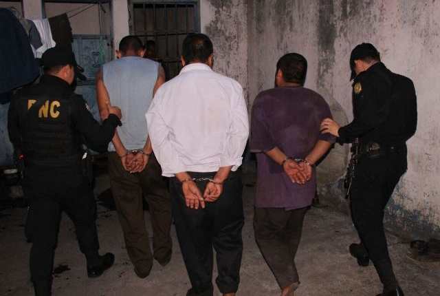 Alrededor de 134 personas fueron capturadas por incumplir la Ley Seca. (Foto Prensa Libre: PNC)