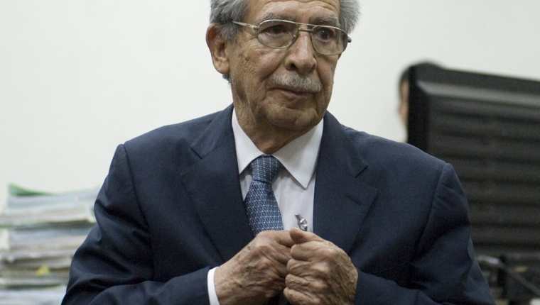 Efraín Ríos Montt, escucha el fallo que lo liga a proceso por masacre en Dos Erres.(Foto Prensa Libre: Hemeroteca PL)