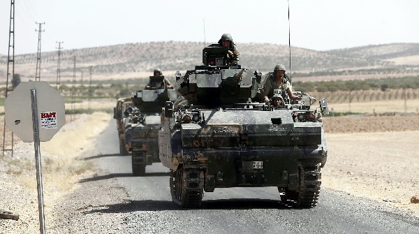 Tanques turcos regresan de Siria a Turquía después de la operación contra el EI.(Foto Prensa Libre: EFE)